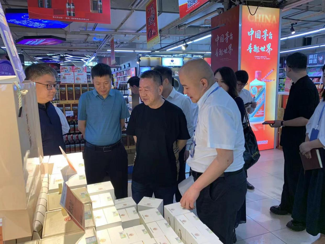 貴州茅臺(tái)酒廠（集團(tuán)）有限責(zé)任公司黨委委員、副總經(jīng)理萬波一行調(diào)研西安市人人樂超市有限公司茅臺(tái)酒市場(chǎng)